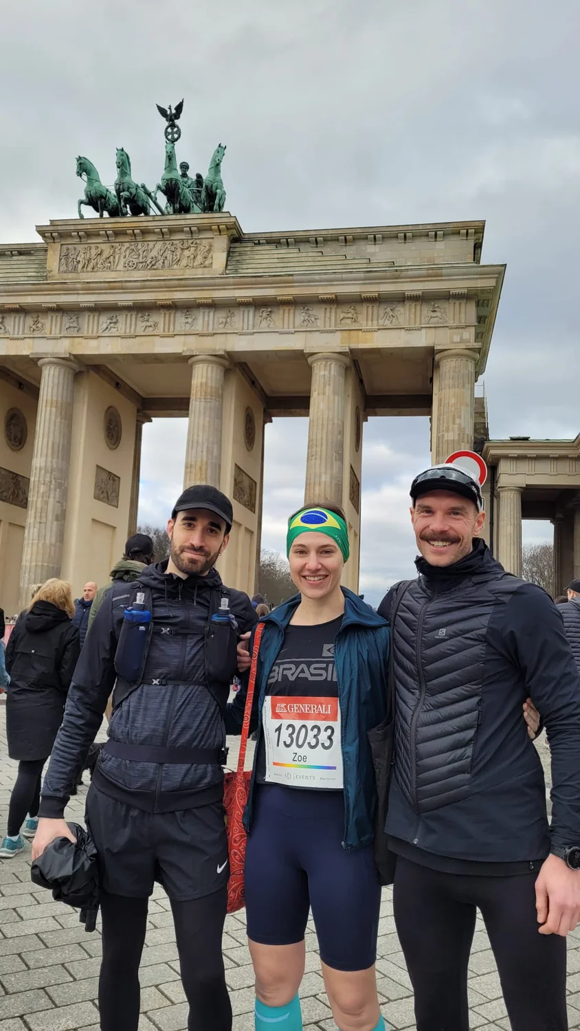 Zoe mit zwei Freunden vor dem Brandenburger Tor nach dem Halbmarathon, Brasilien-Stirnband